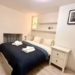 Cozy 2 Bedrooms Home At Center