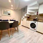 Cozy 2 Bedrooms Home At Center